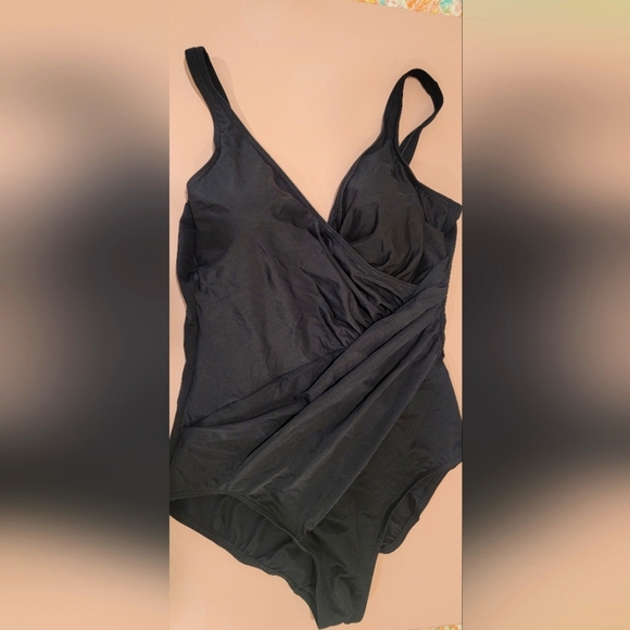 WOMEN'S MIRACLE SUIT BLACK ONE PIECE SWIMSUIT (sz 18) - Picture 1 of 6